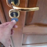 llave seguridad puerta con manija metalica