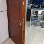 puerta madera con figuras