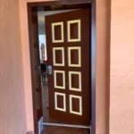 puerta madera seguridad con cuadros