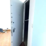 puerta seguridad blanca instalada